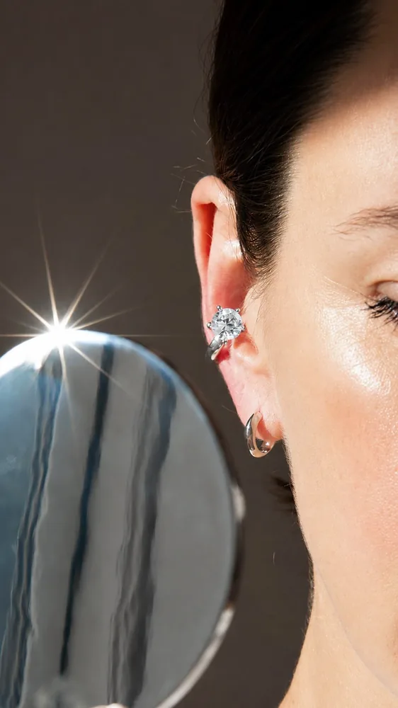 No piercing needed.
Crystal Ear Cuffs in white and yellow.
Wear one or wear them together. We like both.